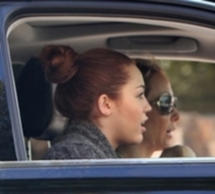 miley cyrus - 07 03 2011 Heading To The Studio With Her Mom This