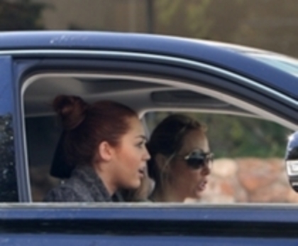 miley cyrus - 07 03 2011 Heading To The Studio With Her Mom This