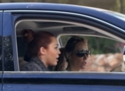 miley cyrus - 07 03 2011 Heading To The Studio With Her Mom This