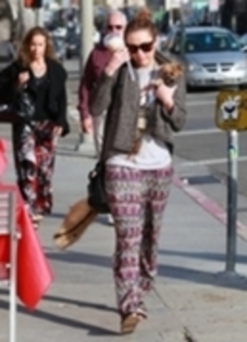 miley cyrus - Miley Cyrus Getting Coffe In Los Angeles 8th February