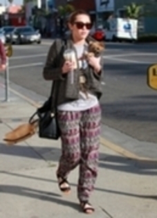 miley cyrus - Miley Cyrus Getting Coffe In Los Angeles 8th February