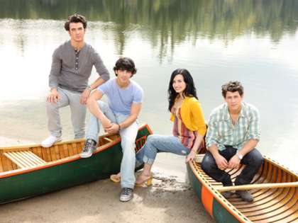 Nick-jonas-camp-rock-2-photoshot-nick-jonas-20430573-400-300 - Camp Rock 2 Photo S