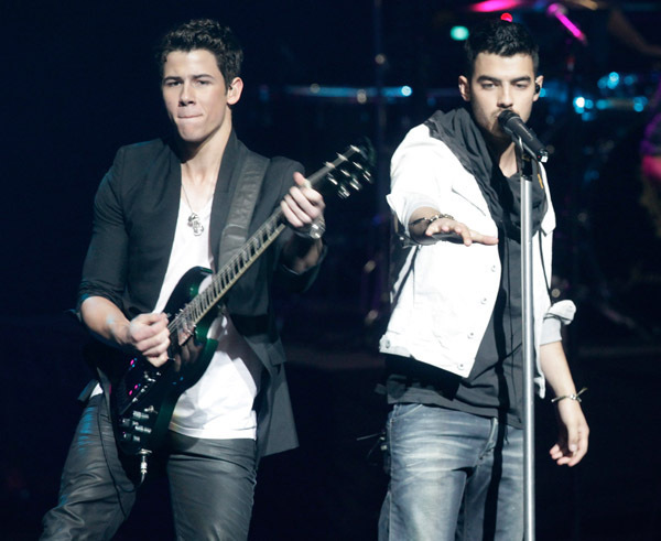 Jonas-2011-nick-jonas-20345384-600-491 - Concert 4 hope