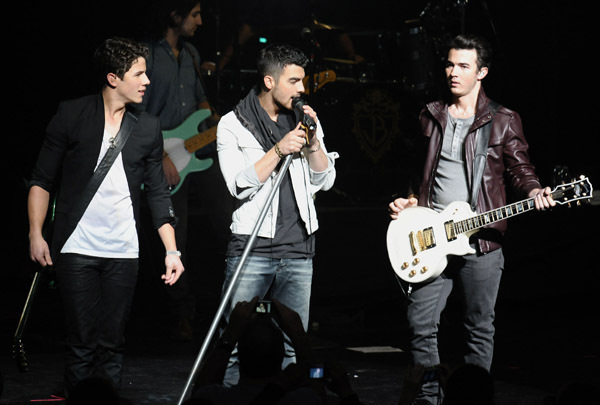 Jonas-2011-nick-jonas-20345494-600-405 - Concert 4 hope