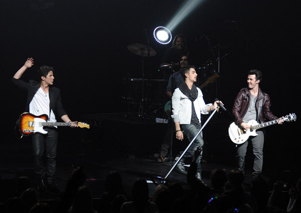 Jonas-2011-nick-jonas-20345325-600-426 - Concert 4 hope