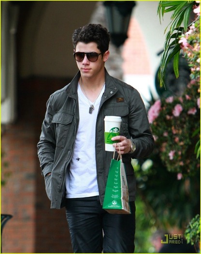 2011-nick-jonas-20432267-968-1222