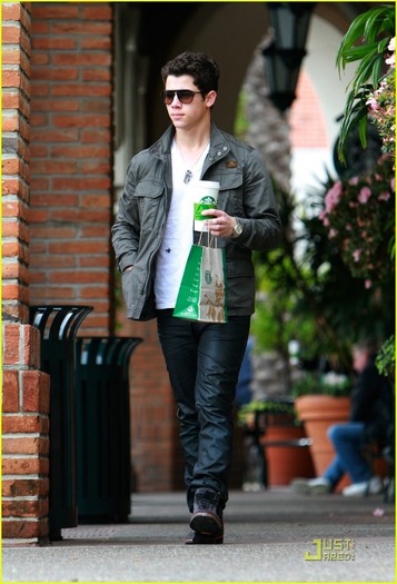 2011-nick-jonas-20432271-831-1222 - Star  Bucks