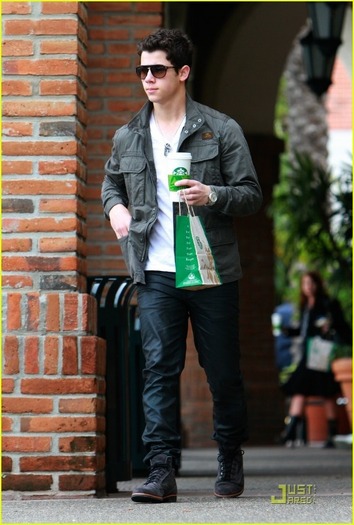 2011-nick-jonas-20432273-825-1222 - Star  Bucks