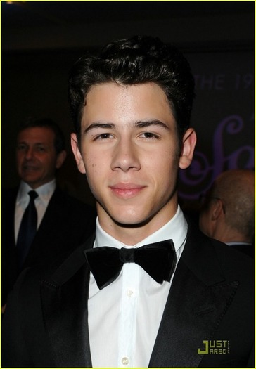 Nick-A-Night-At-Sardi-s-2011-nick-jonas-20232135-850-1222