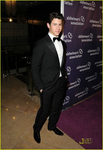 Nick-A-Night-At-Sardi-s-2011-nick-jonas-20232203-843-1222 - A night at Sardi s