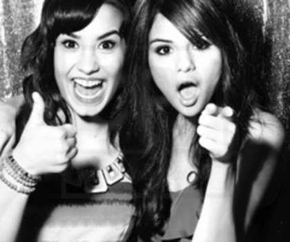 selena-gomez-n-demi-lovato-selena-gomez-and-demi-lovato-16910375-299-400_thumb - 0 Album pentru Biancaandreea1999 0