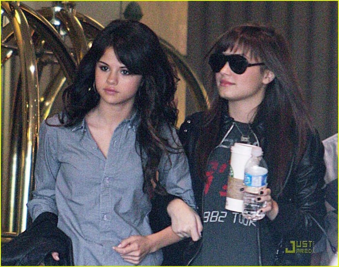 selena-gomez-demi-lovato-bffs-021