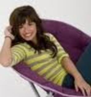 Demi Lovati intr-un scaun mov - Demi Lovato