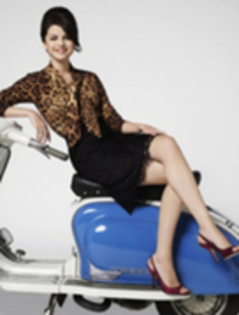 29640924_AWKRLLBKZ - Selena Gomez