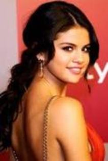 31224535_GKDQDXVWW - Selena Gomez