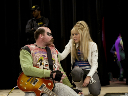 normal_HANNAHMONTANA_Y2_052_001