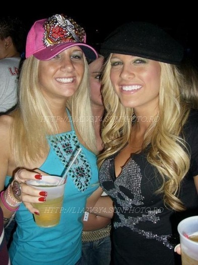 kelly kelly cu prietenii (100) - best friends