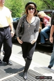 Demi Lovato - Demi Lovato Arriving At her hotel in New York City 2008-06-11