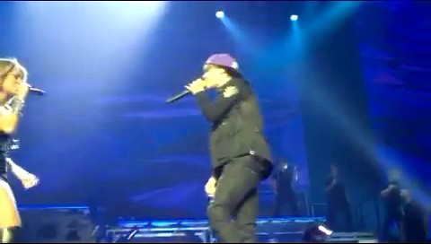 bscap0340 - Miley Cyrus and Justin Live Overboard