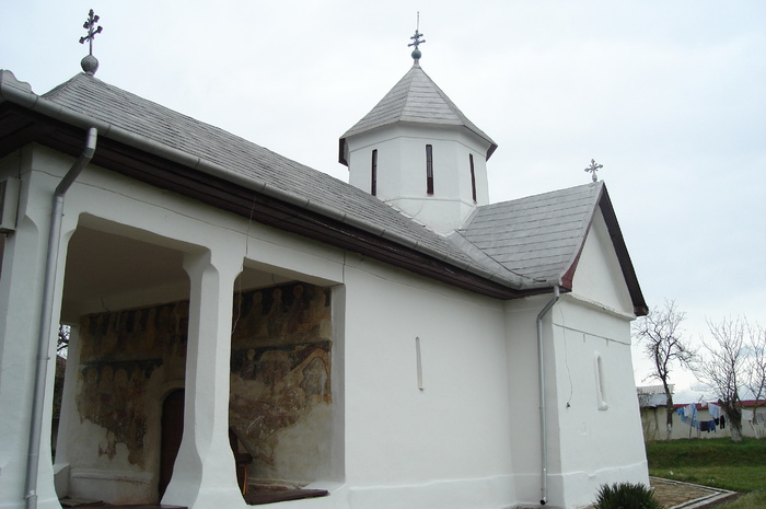 06 Biserica vazuta din lateral - Manastirea Saraca