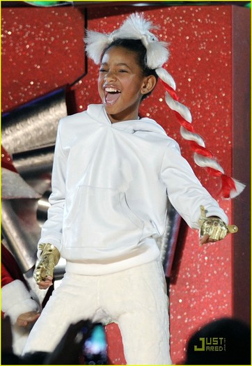 willow-smith-la-nokia-lights-01