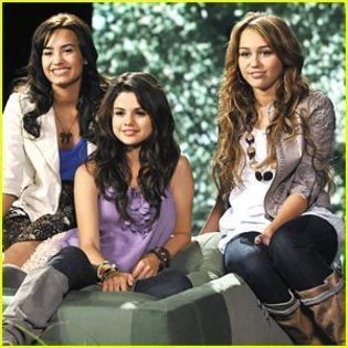 mileycruze-s-fun-pics-hannah-montana-20432657-300-300 - 0-0MiluShHh DeZz and Selly