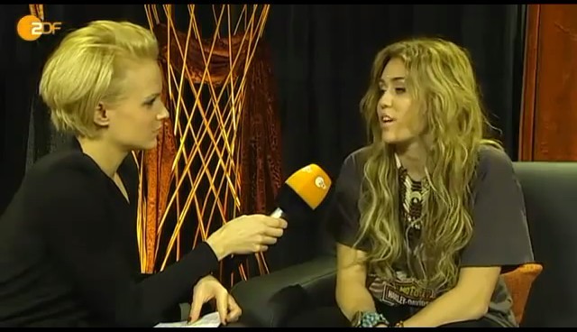 bscap0284 - Miley Cyrus At Wetten Dass Backstage Interview