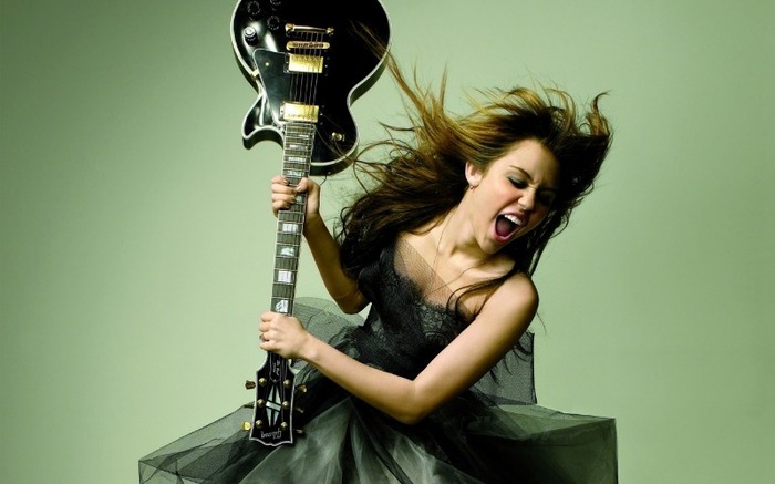 Miley-Cyrus-Glamour - vedete straine