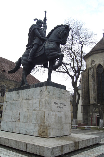 26 Statuia lui Mihai Viteazul - Prin tara cu sotia si cu fetita cea mica
