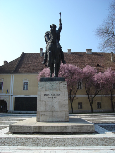 58 Statuia lui Mihai Viteazul - Prin tara cu sotia si cu fetita cea mica