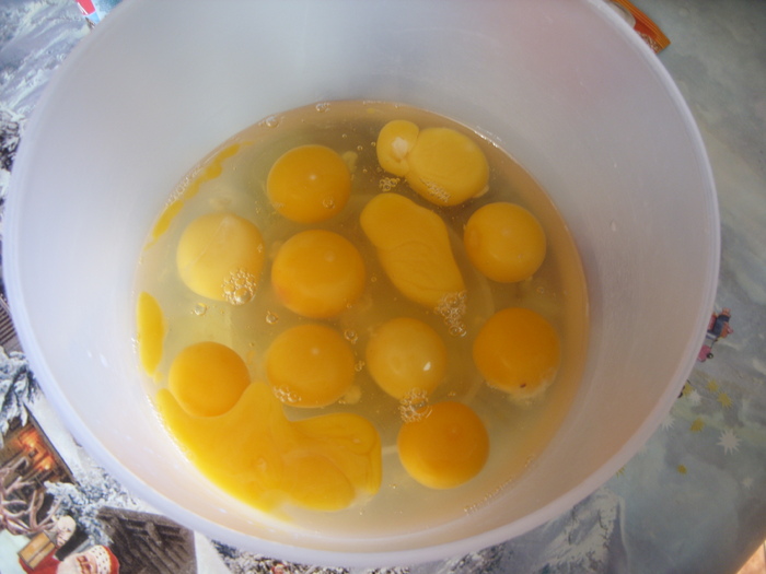 intre timp.pregatim crema cu oua ,lapte si mirodenii - CREMA DE ZAHAR ARS