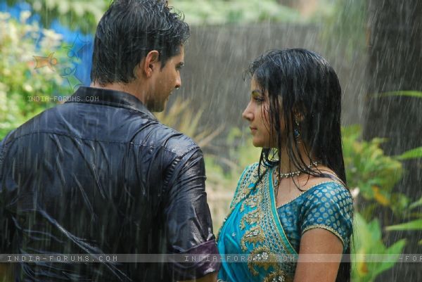 105393-rain-sequence-scene-of-akshara-and-natik - Dragoste dulce -amara