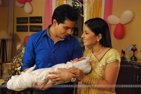 125715-akshara-and-naitik-playing-with-baby - Dragoste dulce -amara