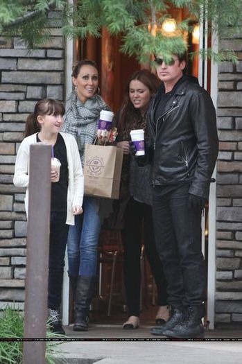  - x With Family At Coffee Bean and Tea Leaf 27 March 2011