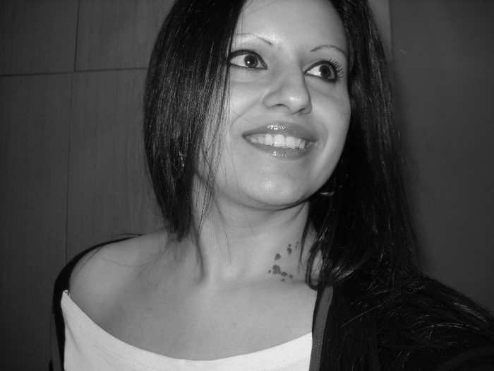 Andreea - Black and White-foto Black and White