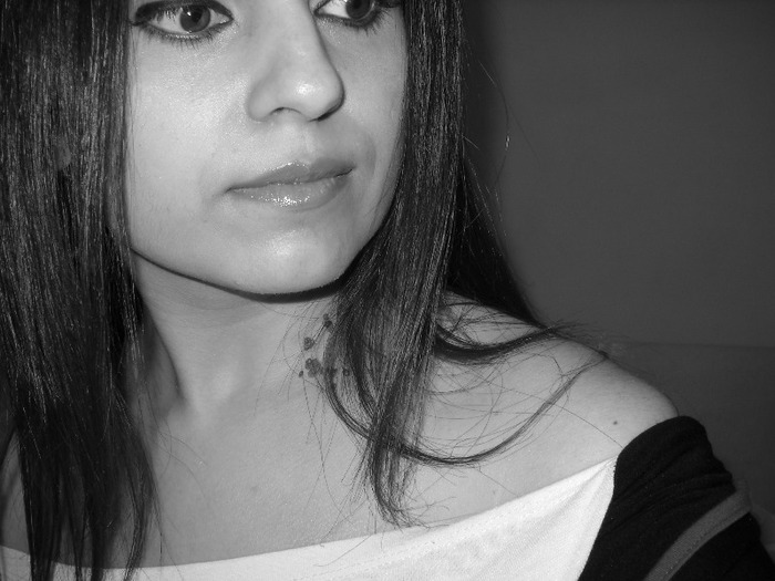 Andreea - Black and White-foto Black and White