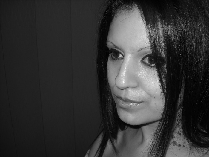 Andreea - Black and White-foto Black and White