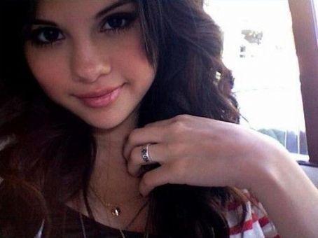 Selena_Gomez_1261430985_0
