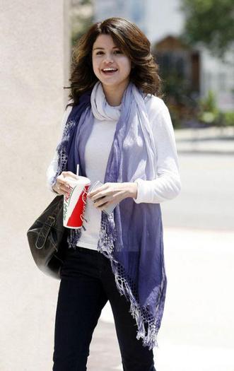 Selena_Gomez_1261431185_3
