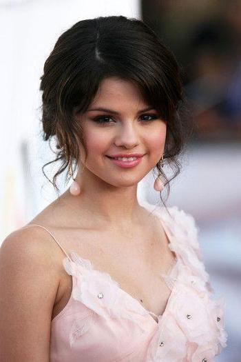 Selena_Gomez_1261439055_1