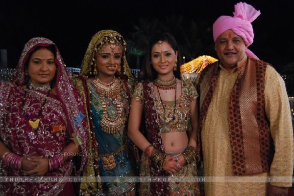 33112-ragini-and-sadhna-with-their-parents - Culoarea Fericirii