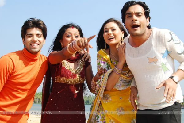 33149-alekh-sadhna-ranvir-and-ragini-enjoying-in-kerala - Culoarea Fericirii