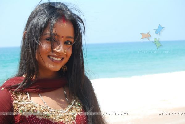 33168-ragini-in-kerela-looking-happy - Culoarea Fericirii