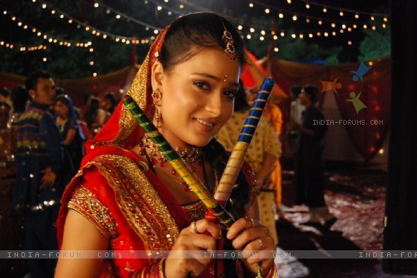 33330-sadhna-with-dandiya-sticks - Culoarea Fericirii