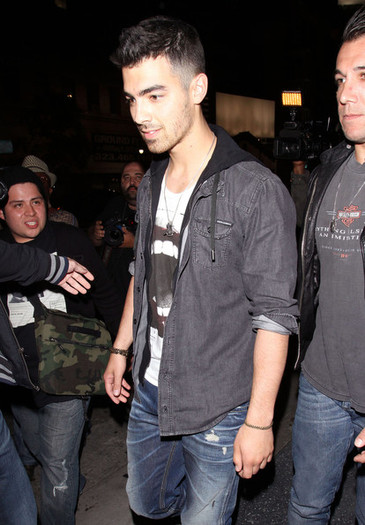 Joe+Jonas+Joe+Jonas+Out+Dinner+Hollywood+8AsJnz_fwLkl - Joe Jonas Out For Dinner In Hollywood