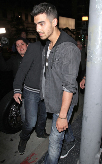 Joe+Jonas+Joe+Jonas+Out+Dinner+Hollywood+sIDWuigi0LSl - Joe Jonas Out For Dinner In Hollywood