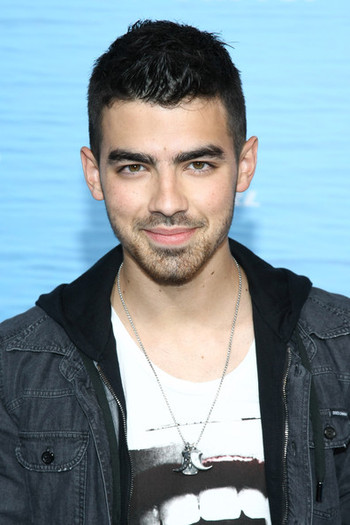 Joe+Jonas+Premiere+TriStar+Pictures+Soul+Surfer+5_vzGlG1yXnl - Premiere Of TriStar Pictures Soul Surfer - Red Carpet