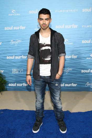 Joe+Jonas+Premiere+TriStar+Pictures+Soul+Surfer+OyqcoCNy61ll - Premiere Of TriStar Pictures Soul Surfer - Red Carpet
