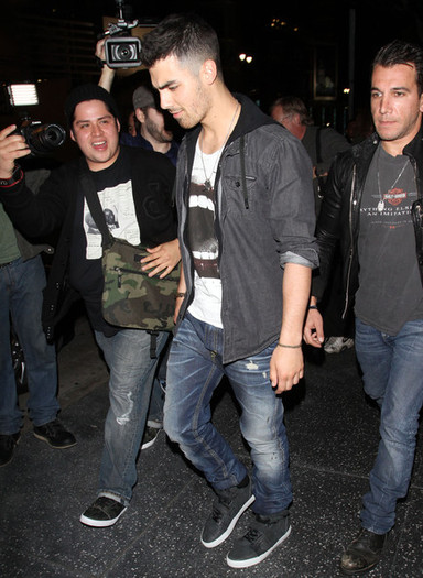 Joe+Jonas+Joe+Jonas+Out+Dinner+Hollywood+K9rQ77Xq_yLl - FoR U JoE JoNaS 4