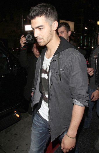 Joe+Jonas+Joe+Jonas+Out+Dinner+Hollywood+KeeN7zc7Oaul - FoR U JoE JoNaS 4
